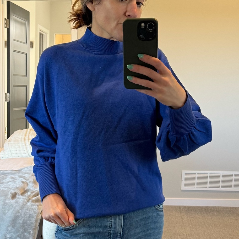 Women’s casual mock neck blue sweater - size small